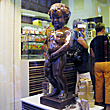 こちらはショコラティエの店頭にあったチョコ製小便小僧です！